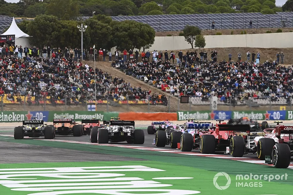 Pierre Gasly, AlphaTauri AT01, Lance Stroll, Racing Point RP20, Sebastian Vettel, Ferrari SF1000, and the remainder of the field at the start