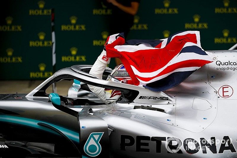 Ganador Lewis Hamilton, Mercedes AMG F1 W10 con bandera 