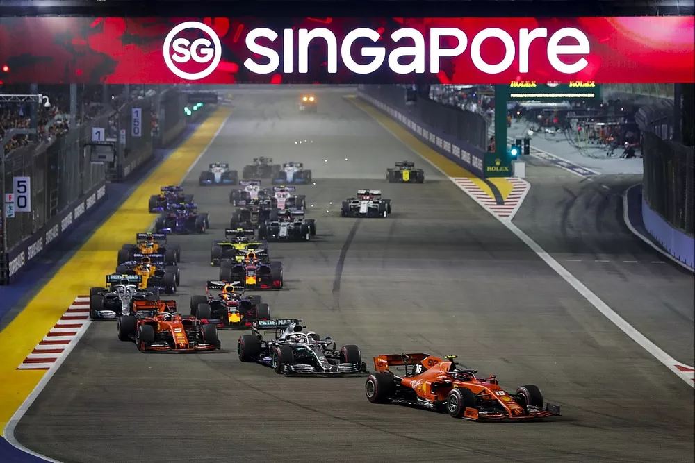 Charles Leclerc, Ferrari SF90 leads Lewis Hamilton, Mercedes AMG F1 W10, Sebastian Vettel, Ferrari SF90, Valtteri Bottas, Mercedes AMG W10 and Max Verstappen, Red Bull Racing RB15 at the start of the race