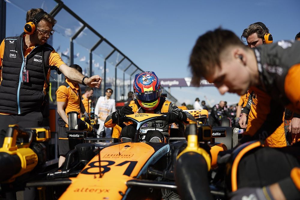 Oscar Piastri, McLaren, en la parrilla de salida