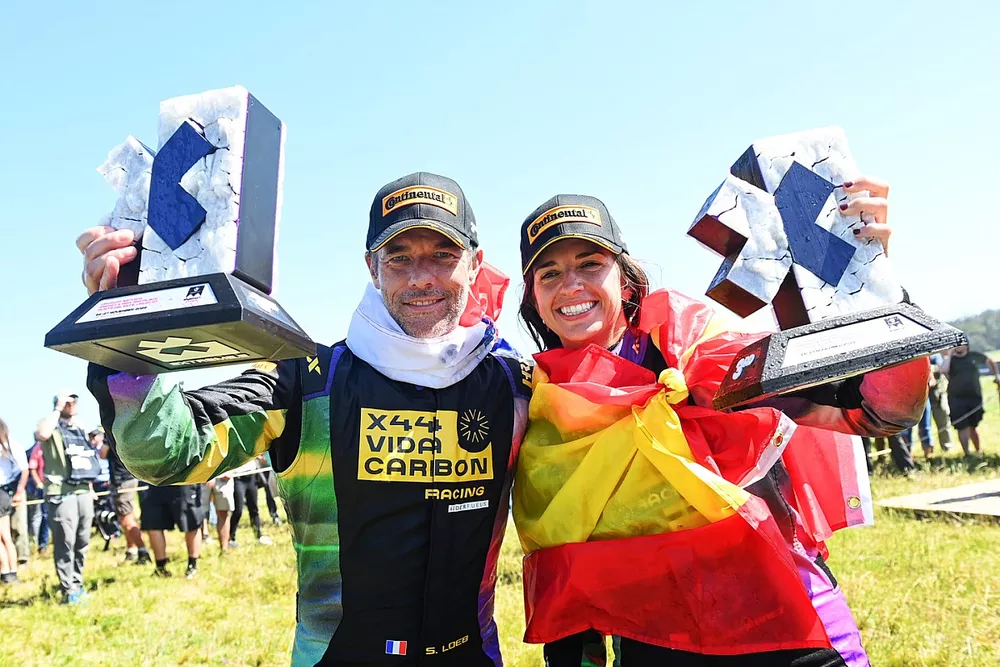 S&eacute;bastien Loeb, del Team X44, y Cristina Guti&eacute;rrez, del Team X44, celebran haber ganado el campeonato por equipos, adem&aacute;s de haber terminado terceros en la carrera