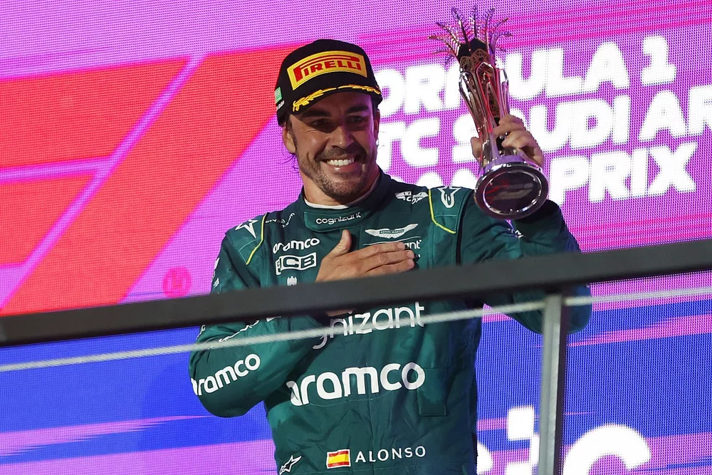 Fernando Alonso, Aston Martin F1 Team, provvisoriamente 3°, con il trofeo