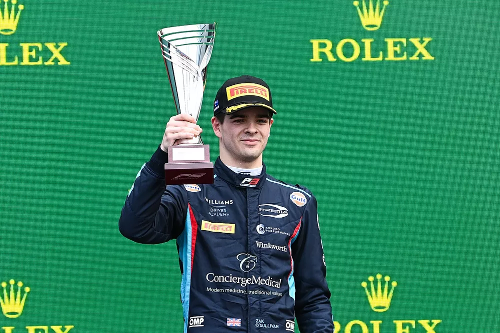 Zak O'Sullivan, Prema Racing celebra en el podio con el trofeo