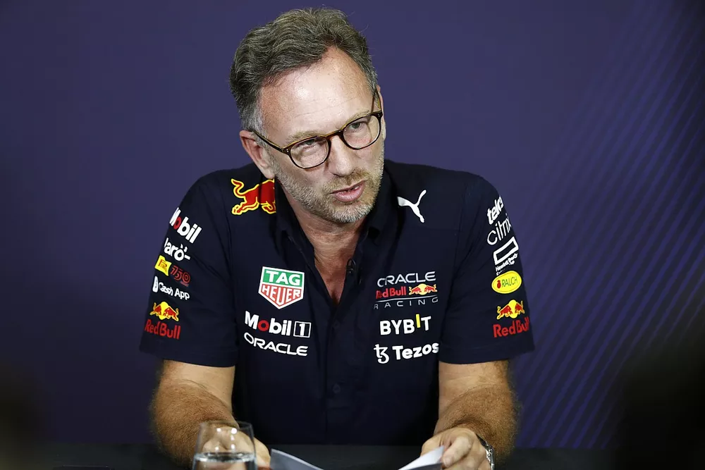 Christian Horner, director del equipo Red Bull Racing, en una rueda de prensa sobre las recientes conclusiones del incumplimiento del l&iacute;mite de costos. La FIA ha impuesto a Red Bull una multa de 7 millones de d&oacute;lares y una reducci&oacute;n de las pruebas aerodin&aacute;micas