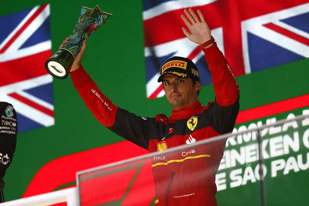 Carlos Sainz, Ferrari, terzo posto, sul podio con il trofeo