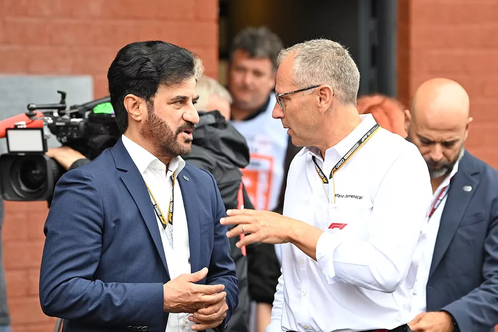 Mohammed bin Sulayem, Presidente de la FIA, con Stefano Domenicali, CEO de la F&oacute;rmula 1 