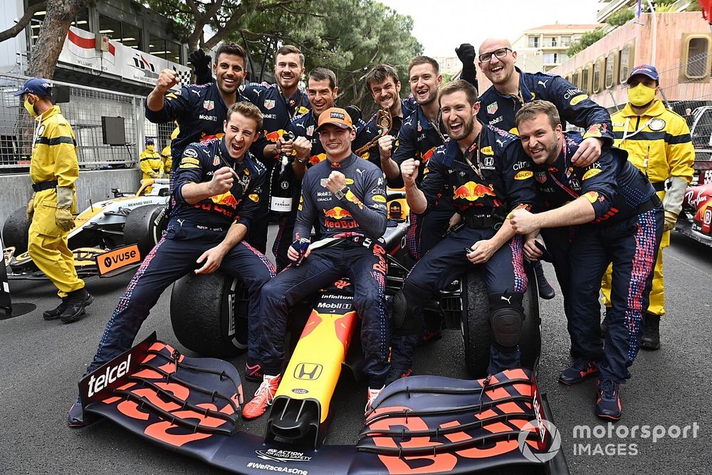 Max Verstappen, Red Bull Racing, 1ª posición, y el equipo Red Bull celebran la victoria en Parc Ferme