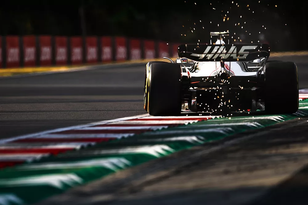 Mick Schumacher, VF-22 de Haas, echa chispas
