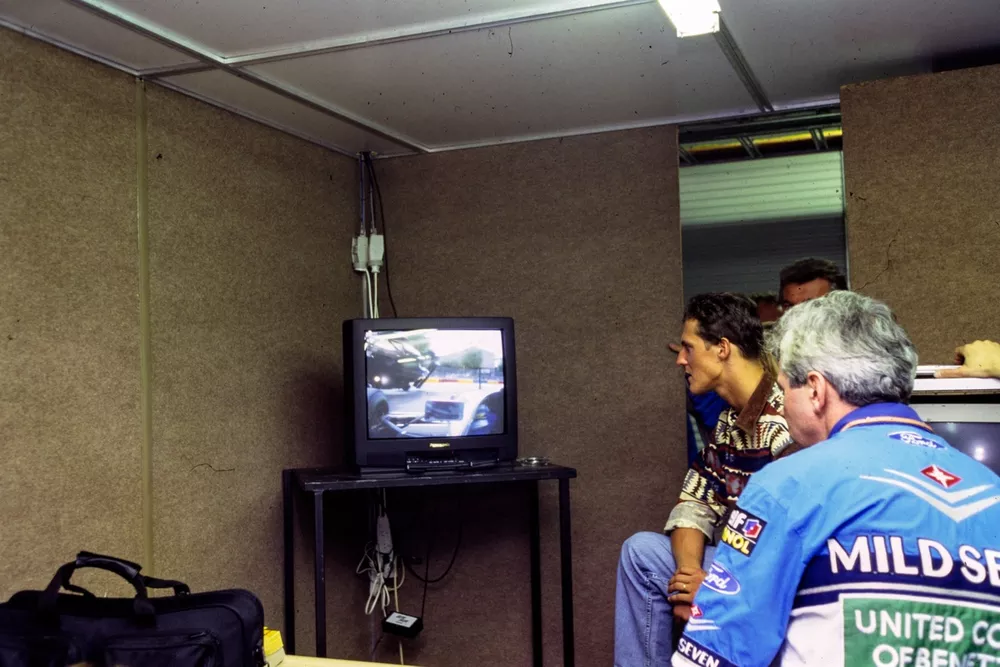 Michael Schumacher y Flavio Briatore revisan las im&aacute;genes de la pol&eacute;mica colisi&oacute;n entre Schumacher y su rival por el t&iacute;tulo, Damon Hill