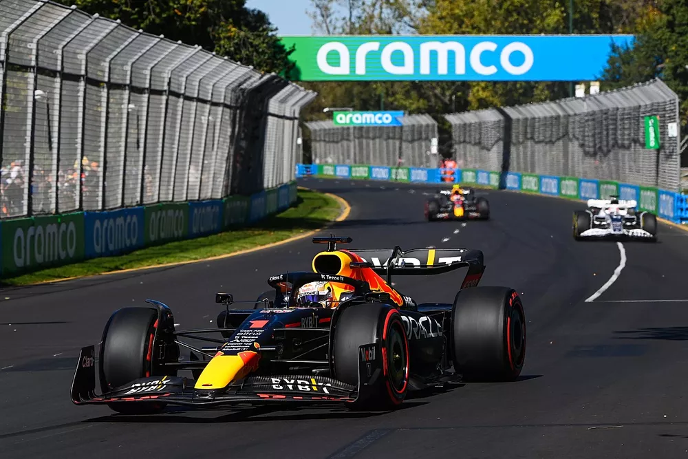 Max Verstappen, Red Bull Racing RB18, Yuki Tsunoda, AlphaTauri AT03, Sergio Perez, Red Bull Racing RB18