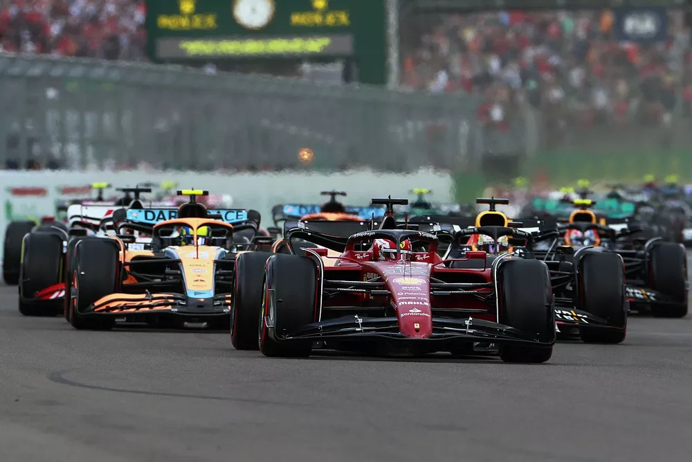 Charles Leclerc, Ferrari F1-75, the field away at the start