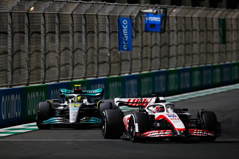 Kevin Magnussen, Haas VF-22, Lewis Hamilton, Mercedes W13