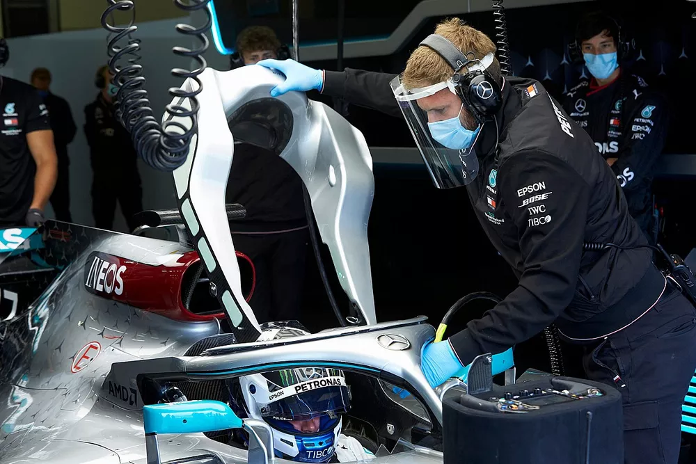 Mascarillas mires donde mires: la mascarilla ya es un elemento m&aacute;s de la indumentaria de todo el mundo, y en la F1 no ser&aacute; menos
