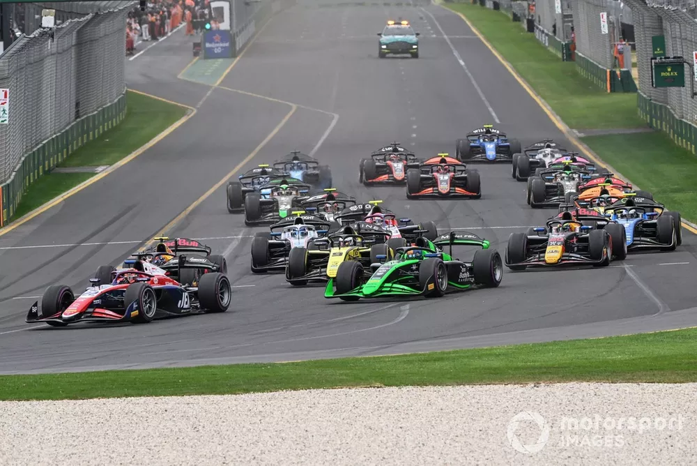 Richard Verschoor, Trident, precede Zane Maloney, Rodin Motorsport alla partenza