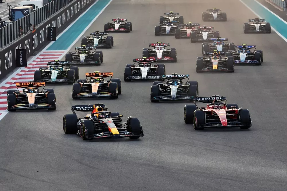 Max Verstappen, Red Bull Racing RB19, Charles Leclerc, Ferrari SF-23, Oscar Piastri, McLaren MCL60, Lando Norris, McLaren MCL60, George Russell, Mercedes F1 W14, et le reste du peloton au d&eacute;part