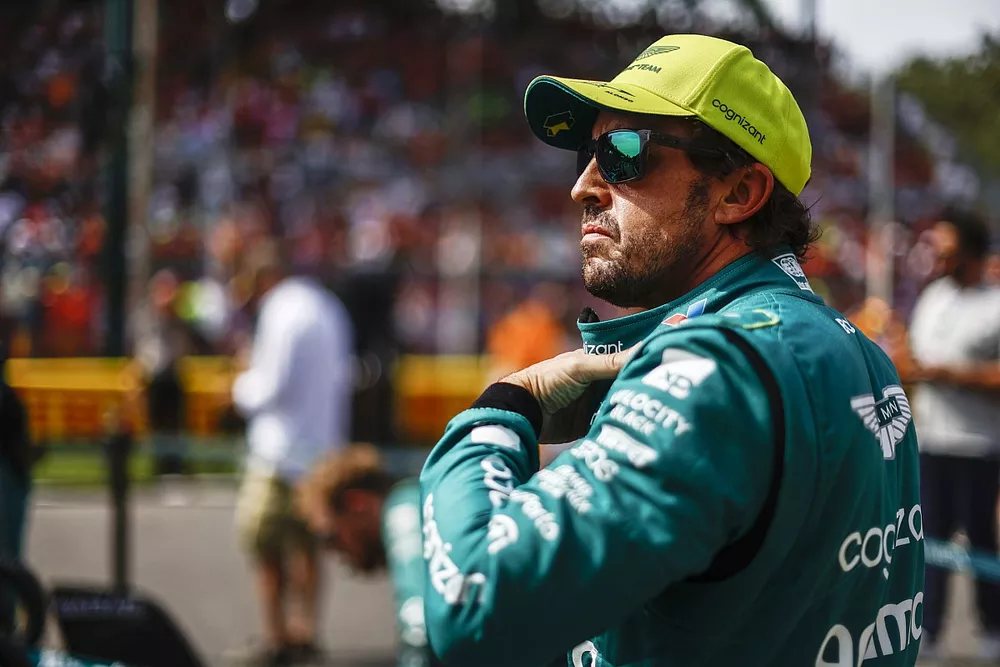 Fernando Alonso, Aston Martin F1 Team, in griglia di partenza