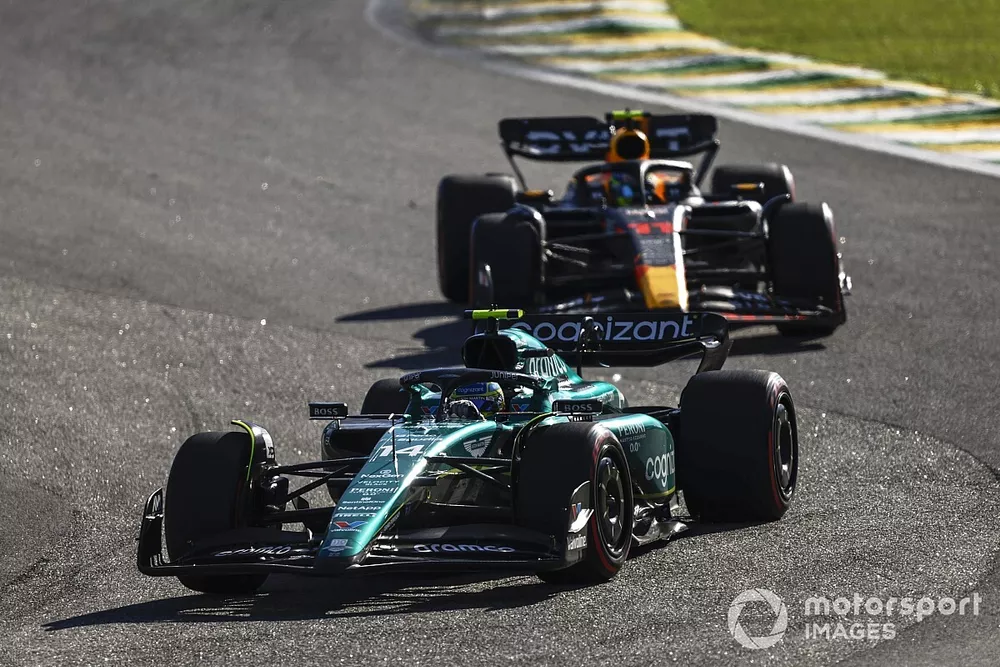 Fernando Alonso, Aston Martin AMR23, lidera Sergio Perez, Red Bull Racing RB19