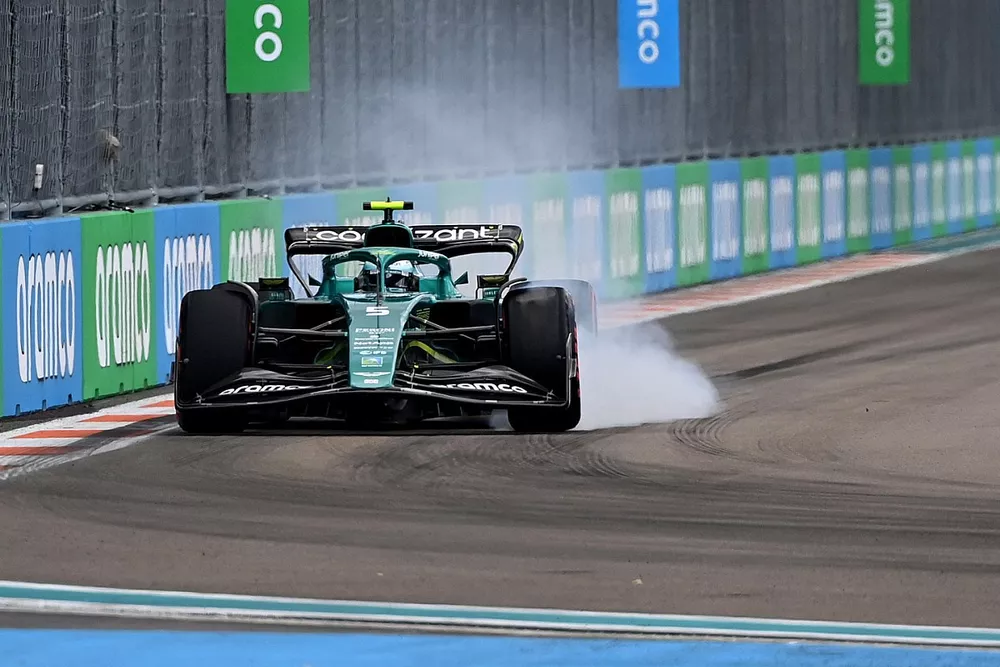 Sebastian Vettel, Aston Martin AMR22, bloquea los frenos
