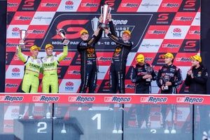 Supercars Bathurst 1000: Matt Payne y Garth Tander ganan una carrera dram&aacute;tica