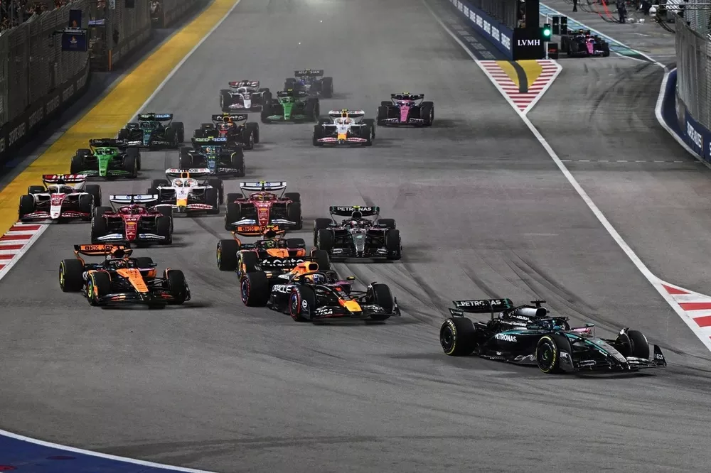 Max Verstappen, Red Bull Racing, George Russell, Mercedes