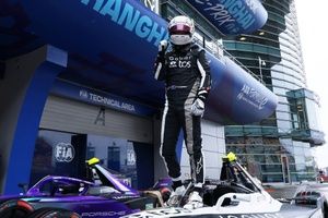 Fórmula E Shanghai | Cassidy y Jaguar dominan en el diluvio; Porsche, doble podio