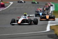 Pierwsze zwycięstwo Inthraphuvasaka, Biliński z awansem