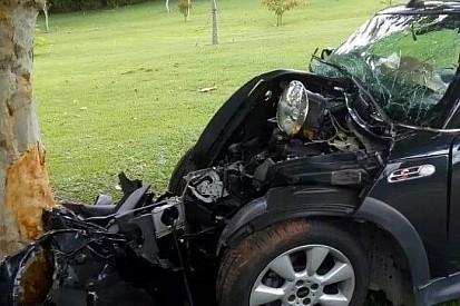 Piloto bate carro em árvore e jovem morre no interior de São Paulo