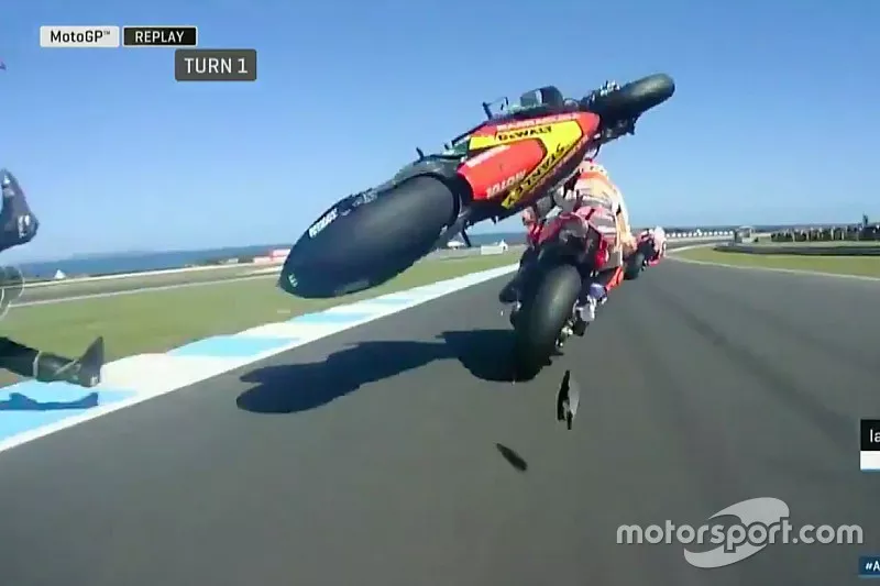 Ca&iacute;da de Johann Zarco e impacto en la moto de Marc M&aacute;rquez (captura Movistar TV)