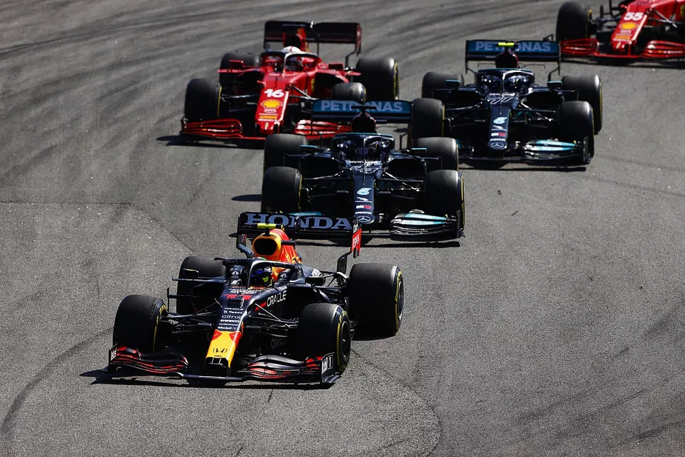 Sergio P&eacute;rez, Red Bull Racing RB16B, Lewis Hamilton, Mercedes W12, Valtteri Bottas, Mercedes W12, Charles Leclerc, Ferrari SF21, y Carlos Sainz Jr.