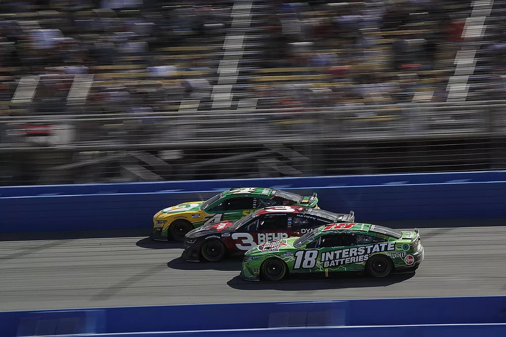 Kevin Harvick, Stewart Haas Racing, Ford Mustang Subway, Austin Dillon, Richard Childress Racing, Chevrolet Camaro Dow Coatings, Kyle Busch, Joe Gibbs Racing, Toyota Camry Interstate Batteries