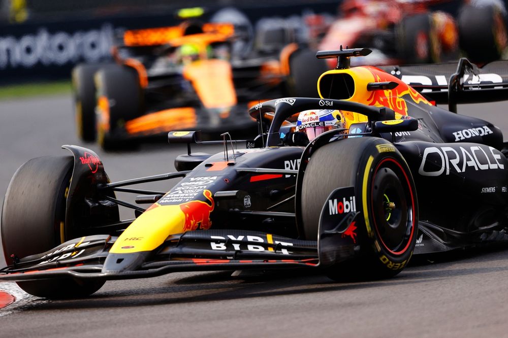 Max Verstappen, Red Bull Racing RB20, adelanta a Lando Norris, McLaren MCL38