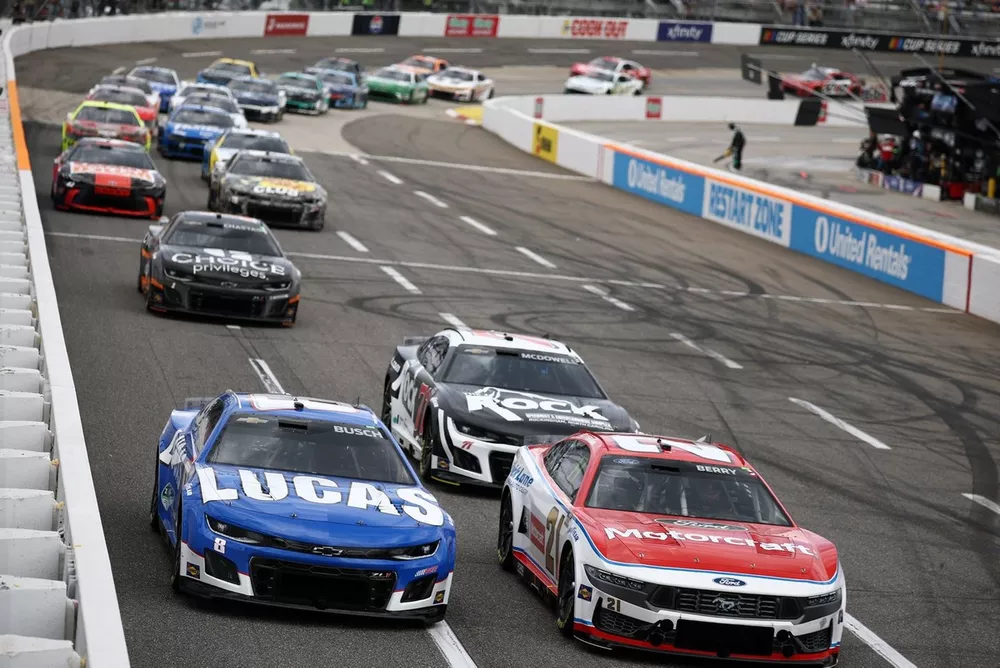 Kyle Busch, Richard Childress Racing Chevrolet, Josh Berry, Wood Brothers Racing Ford
