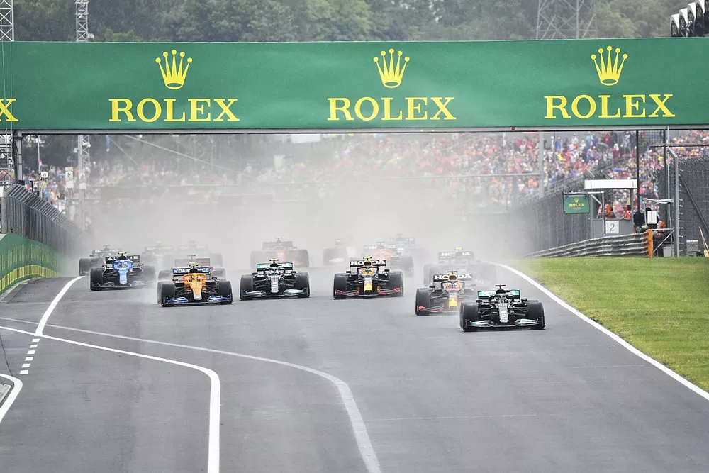 Lewis Hamilton, Mercedes W12, Sergio Perez, Red Bull Racing RB16B, Valtteri Bottas, Mercedes W12, Lando Norris, McLaren MCL35M, and the rest of the field at the start