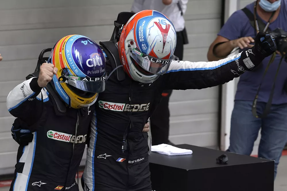 Esteban Ocon, Alpine F1, 1&ordf; posici&oacute;n, y Fernando Alonso, Alpine F1, celebran en el Parc Ferme