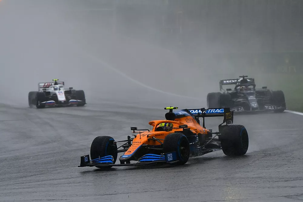 Lando Norris, McLaren MCL35M, Yuki Tsunoda, AlphaTauri AT02, et Mick Schumacher, Haas VF-21