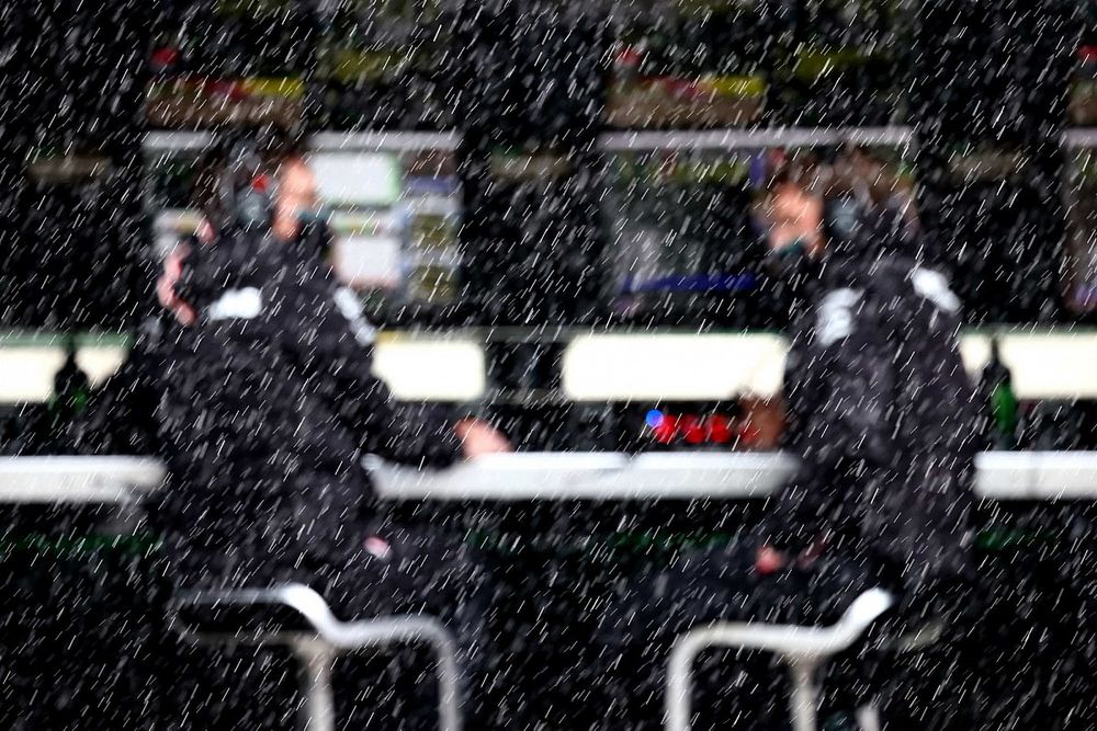 La lluvia cae detrás del muro de boxes de Mercedes