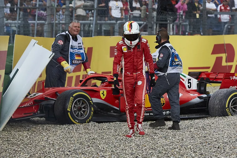 Sebastian Vettel, Ferrari SF71H, se ne va dopo l'incidente