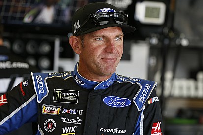 Clint Bowyer yağmurlu Michigan yarışını kazandı, SHR ilk 3 sırayı aldı