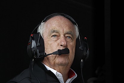 Roger Penske ve a Joey Logano como un "gran tipo"