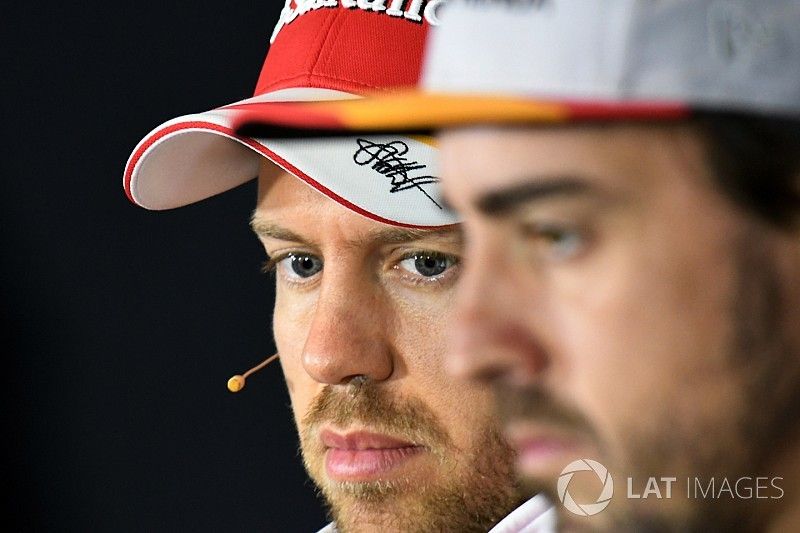 Sebastian Vettel, Ferrari y Fernando Alonso, McLaren en la conferencia de prensa de la FIA