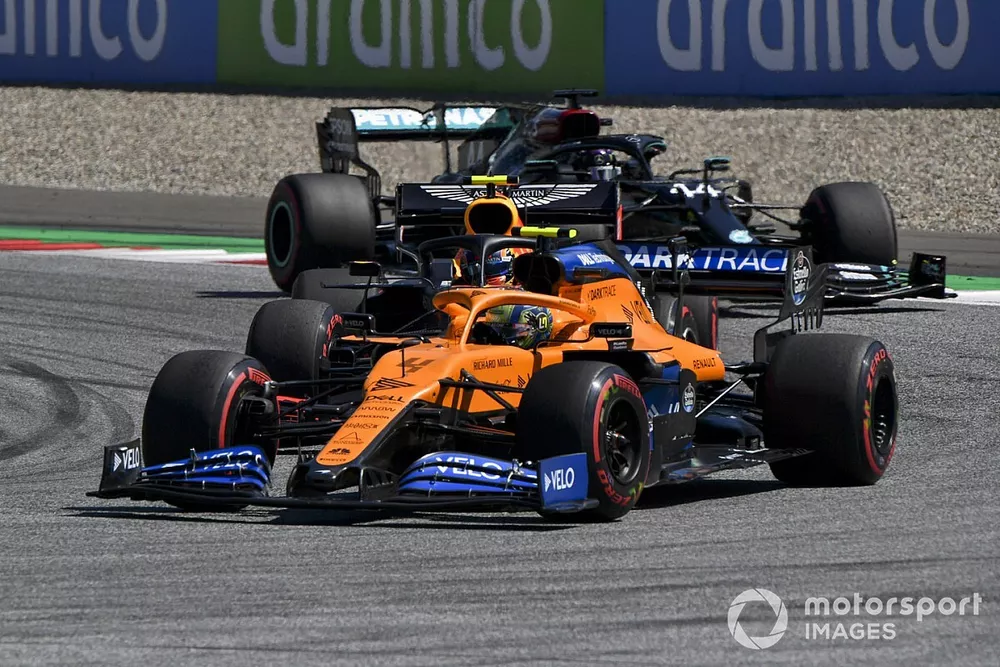 Lando Norris, McLaren MCL35, devant Alex Albon, Red Bull Racing RB16, et Lewis Hamilton, Mercedes F1 W11 EQ Performance