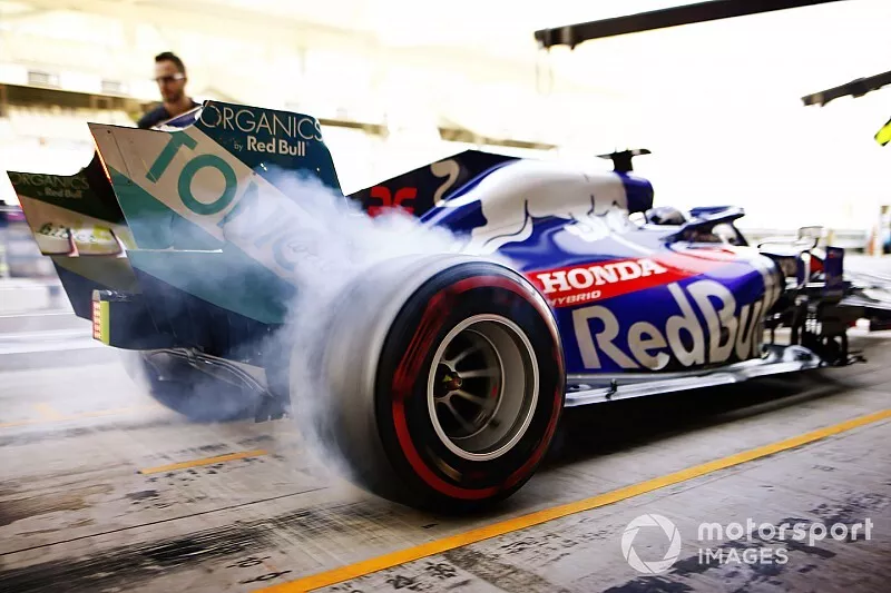 Daniil Kvyat, Toro Rosso STR14 sale de boxes