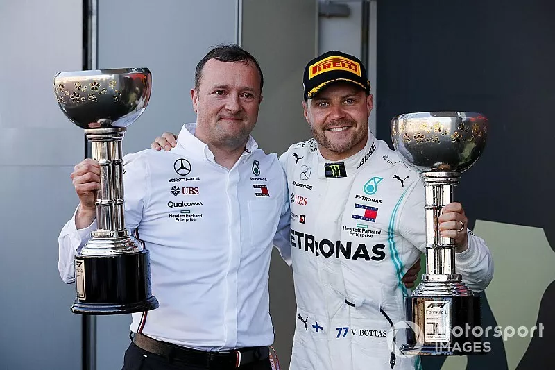 Race winner Valtteri Bottas, Mercedes AMG F1 celebrates on the podium with the trophy