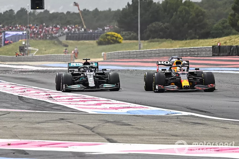 Max Verstappen, Red Bull Racing RB16B, dépasse Lewis Hamilton, Mercedes W12 