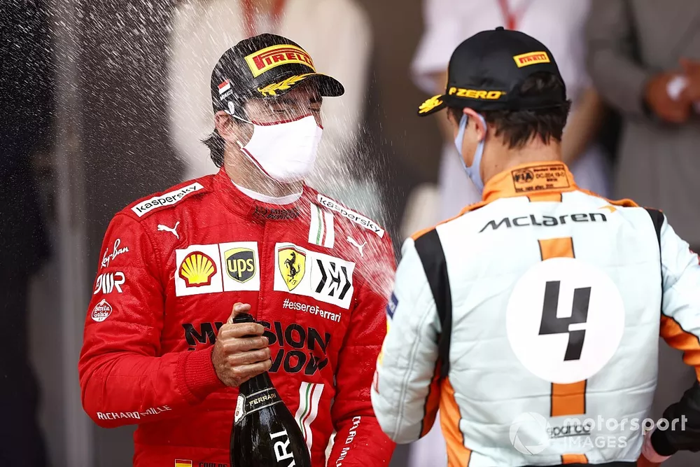 Podio: segundo lugar Carlos Sainz Jr., Ferrari, tercer lugar Lando Norris, McLaren