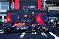 Checo Pérez gana la sprint de la F1 en Bakú sobre Leclerc y Verstappen