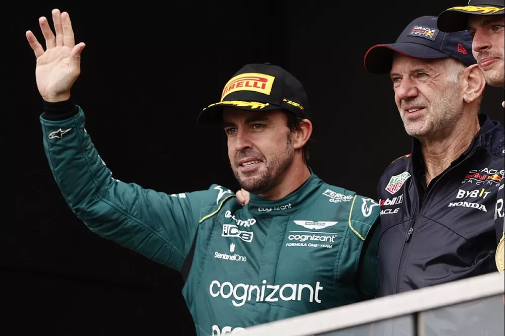 Podio: segundo lugar Fernando Alonso, Aston Martin F1 Team, Adrian Newey, Director de Tecnología Red Bull Racing, ganador Max Verstappen, Red Bull Racing, tercer lugar Lewis Hamilton, Mercedes-AMG,