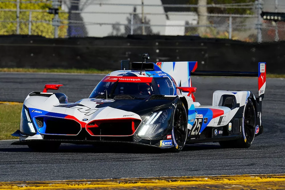 #25: BMW M Team RLL, BMW M Hybrid V8, GTP: Connor De Phillippi, Maxime Martin