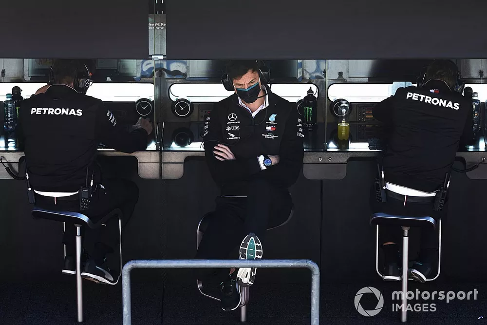 Toto Wolff, Director Ejecutivo Mercedes AMG, en el pit wall
