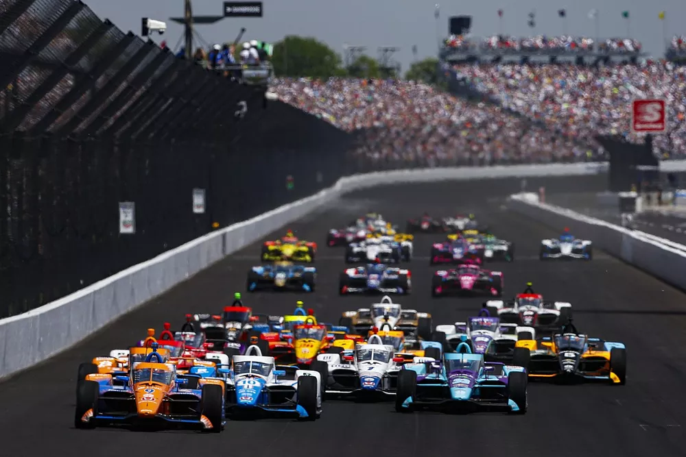 Race Start, Scott Dixon, Chip Ganassi Racing Honda leads